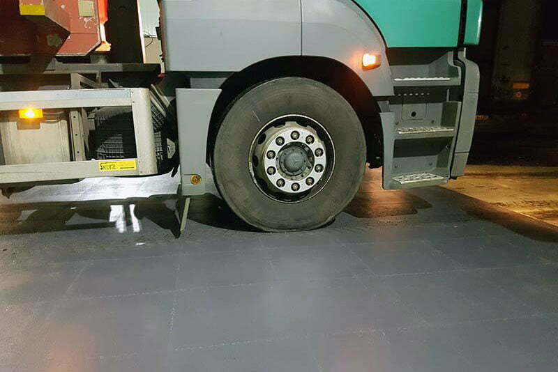 Podna obloga preko koje ide kamion