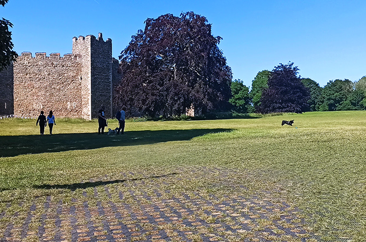 geocross podloge postavljene u javnom parku