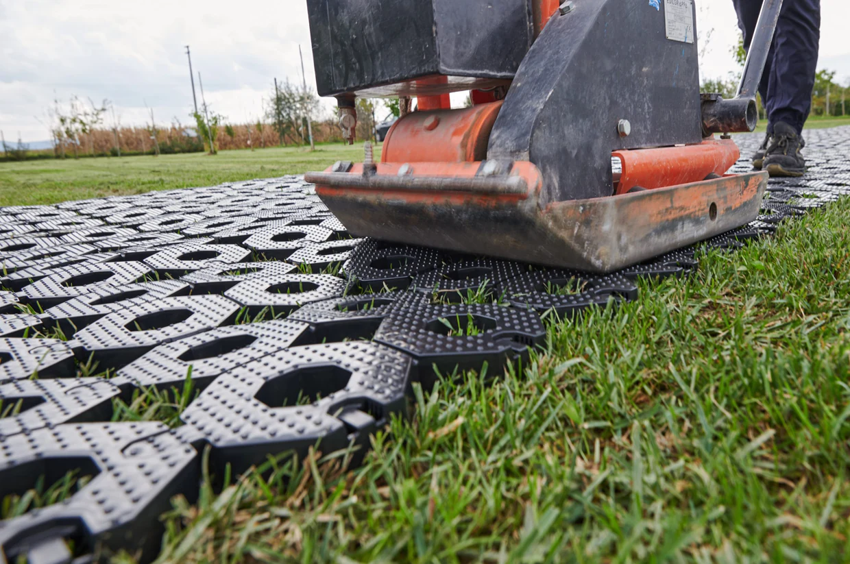 automatski utbavač pritiska geocross na travnati teren za parking