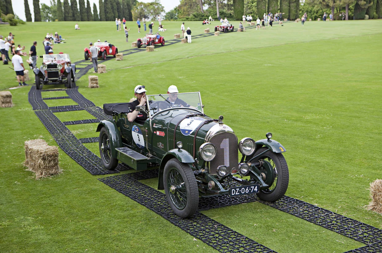 prelazak starih trkackih automobila preko travnate povrsine sa zaštitnom podlogom geoflor